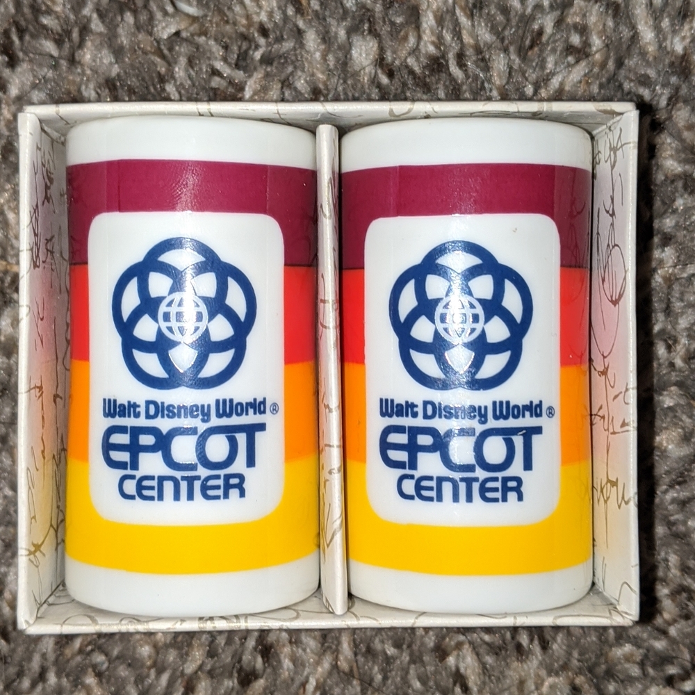 Retro salt and pepper shaker